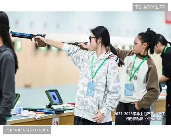 杜丽训练完顺手把靶纸折成纸飞机，这届射击队的松弛感拿捏了